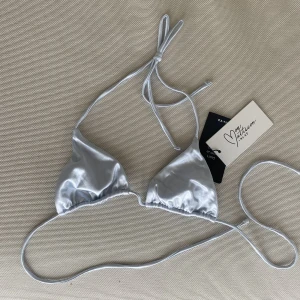 BIKINITOP (oanvänd) - En oanvänd bikinitopp från Na-kd (slutsåld). Den är i storlek XS, men går att bäras av större storlekar om man vill ha en mindre bikinimodell. Den är justerbar i både hals och rygg! Bild två visar färgen bäst!