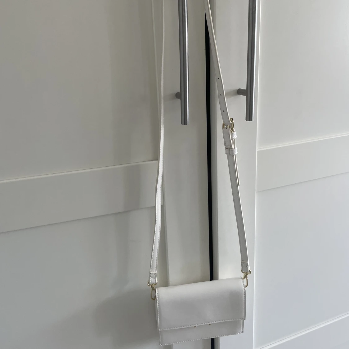 Vit axelremsväska med gulddetaljer - 90