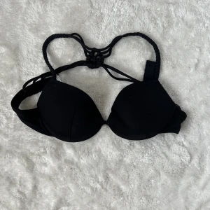 Svart bikini - Svart bikini topp med lite push up. Fin snörning i ryggen, dock har en korvar sig men var så när jag köpte den så antar att den ska vara så. Annars får du Lisa ut hur den ska vara😅