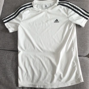 Adidas tränings tröja  - Ny köpte den för 260 och bra kvalitet