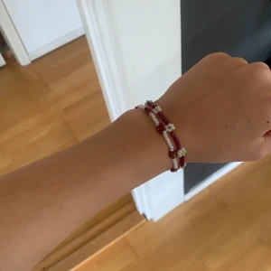 Armband - Säljer dessa armband jag gör själv. Hör gärna av er för frågor om fler färger osv❤️skulle gå att göra halsband också. säljer för 30 kr st men priset kan självklart diskuteras❤️