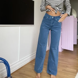Jeans  - Jeans från zara i en blå härlig färg. Använda men i gott skick. Inga skador eller defekter. 
