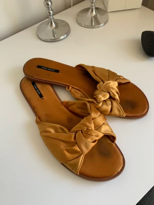 Guldiga tofflor  - Använda 1-2 gånger. Från zara!