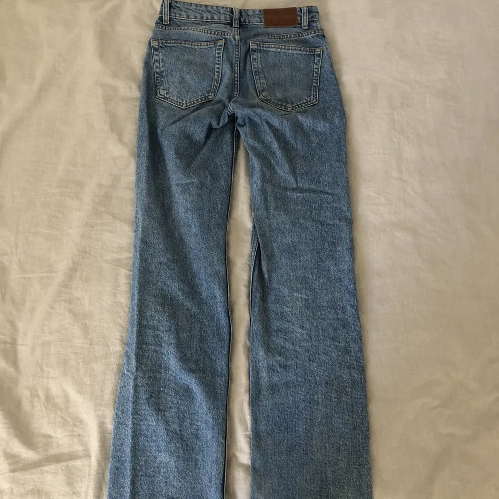 Ljusblå straight jeans med midwaist från zara💕Priset går att diskutera. De är i gott skick men har ett litet hål i vänstra benet, dock ingenting som märks då det sitter på insidan.. Jeans & Byxor.