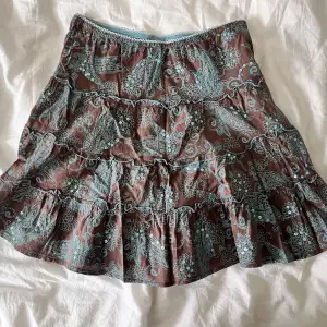 Säljer denna bohemiska kjol med paljettdetaljer!💕