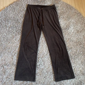 mjukisbyxor - bekväma och mjuka byxor från Gina tricot, säljer då dom inte kommer till användning! använda max 2 gånger.