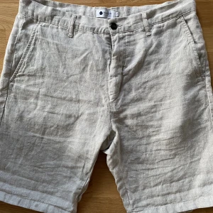 Linnéshorts från NN.07 - storlek 33 - Snygga ljusa linneshorts från kvalitemärket NN07 säljes pga av de är lite för stora för mig.   Storlek 33.  Skriv om du vill ha mer bilder.