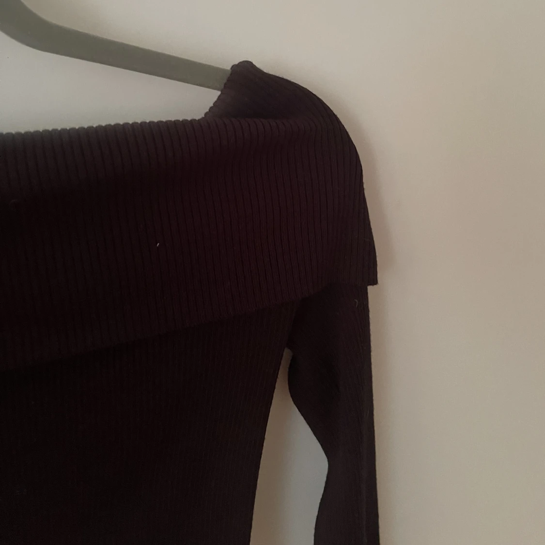 Svart Off Shoulder tröja  - 90