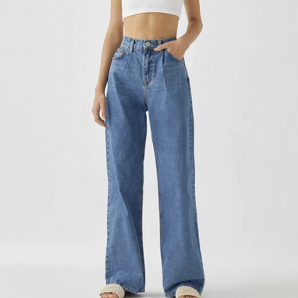 Säljer dessa baggy raka jeans från pull and bear! 🦋 Fint skick (kan skickas egna bilder) Nypris: 399kr  Storlek: 34. Jeans & Byxor.