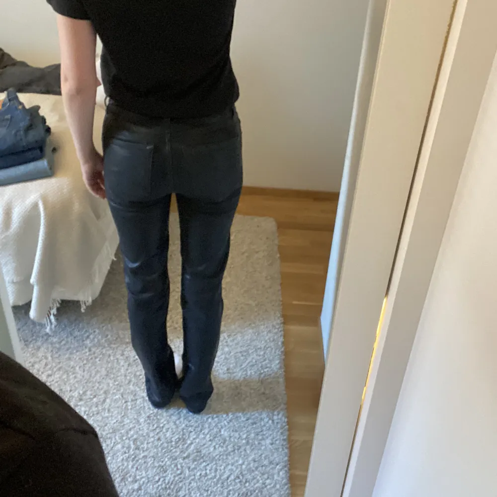 Svarta glansiga jeans. Köparen står för frakten. De är stretchiga och lite större i storleken så även om de är storlek 32 passar de mig som brukar ha 36. Skriv för fler bilder. . Jeans & Byxor.