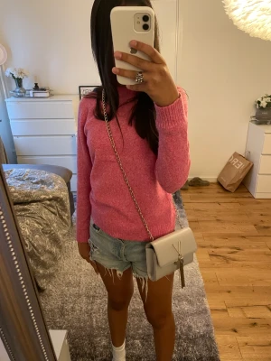 Valentino Väsk  - Jag säljer denna väska för ingen mer användning, ordinarie priset var 700kr. Säljer den för 150kr