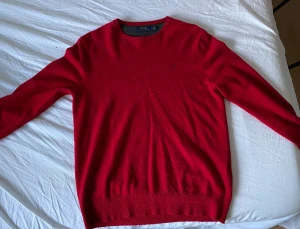 Stickad, Ralph Lauren - Lite nopprig, men av materialet kashmir. Jag säljer till ett väldigt bra pris