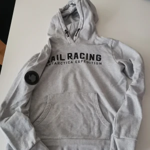 hoddies  - alla tre hoddies är i bra skick och Storleken är 13/14 år på alla. Man kan köpa Alla tre samtidigt och få billigare men, fungerar jätte bra seperat. 