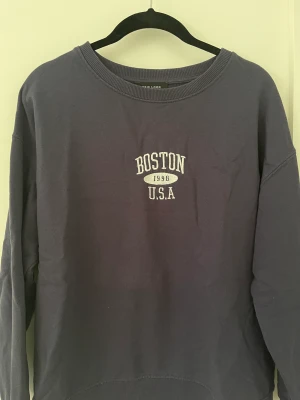 Mörkblå sweatshirt  - Jätte fin mörkblå sweatshirt från asos😍🙌🏼 