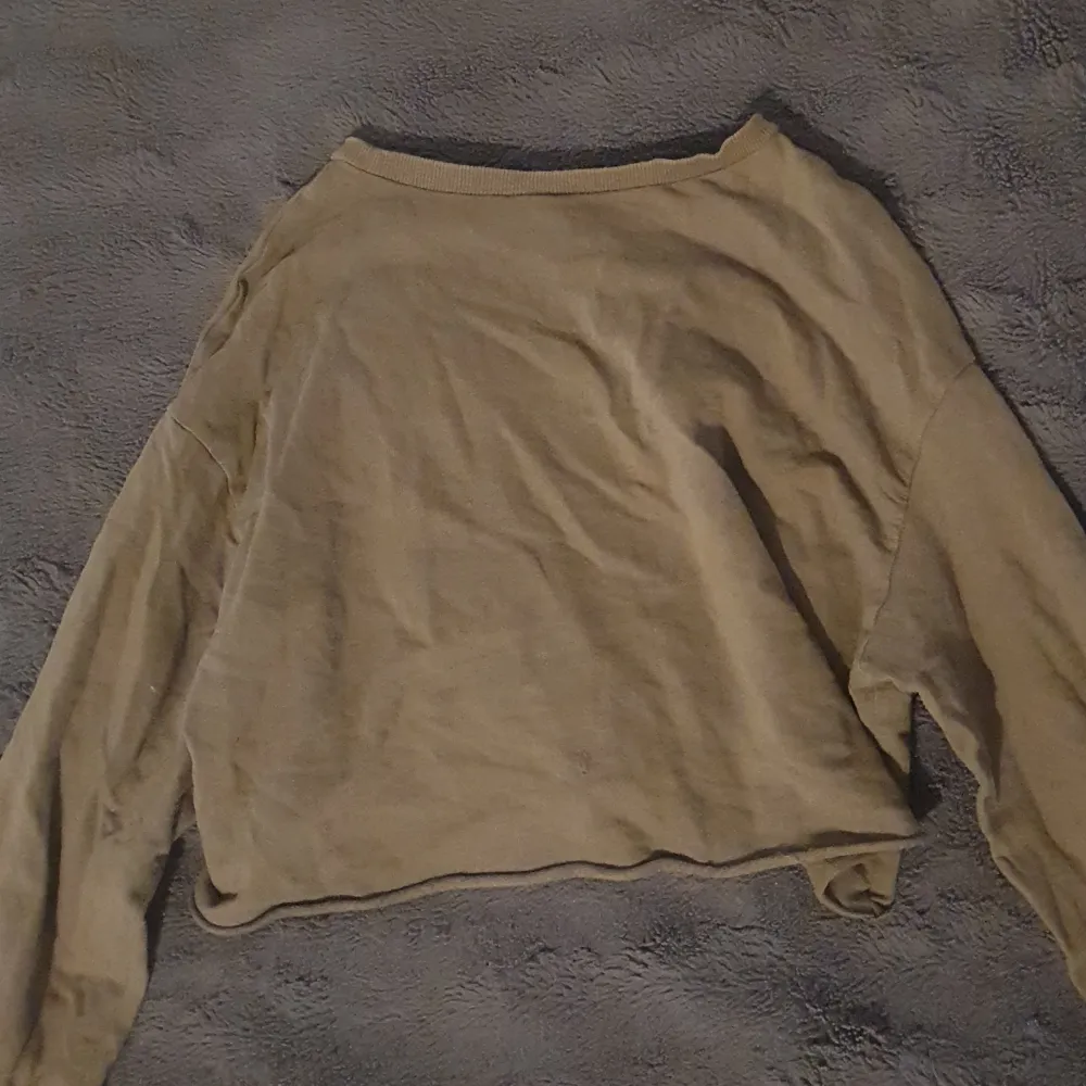 💕En magtröja/cropped tröja ifrån H&M's märke Divided, inget fel på den förutom att den bara ligger och dammar i min garderob💕. Skjortor.