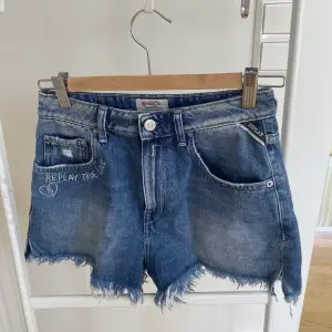 Säljer dessa jeans short som tyvärr inte kommer till användning. Jättebra skick då jag knappt använt dem. 