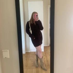 Festklänning - Superskön festklänning som passar året om! Använd 1 gång!! 💘💘