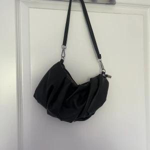 Väska - Super söt svart väska som passar till allt💘10kr+frakt💘