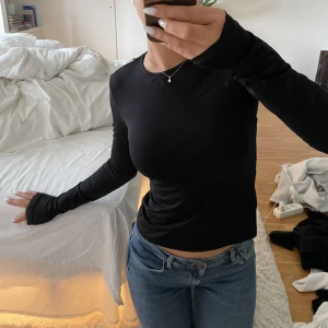 Weekday long sleeve shirts  - Sparsamt använd long sleeve shirts från Weekday  Väldigt skönt och stretchigt material 