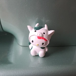 Hello kitty figur - Intressekoll. För mer info skicka pm. Köparen står för frakten. Ansvarar inte för paketet under frakten.