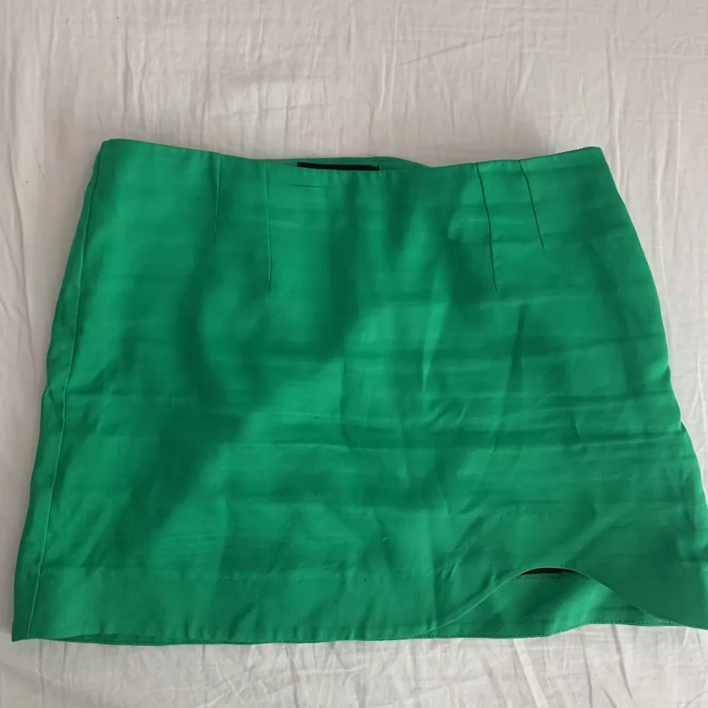 En kort grön kjol i siden tyg från Pull and bear som jag inte använt på länge därför säljs den nu. Den har dragkedja på sidan som gör det lättare att ta på☺️skriv för frågor och fler bilder!. Kjolar.