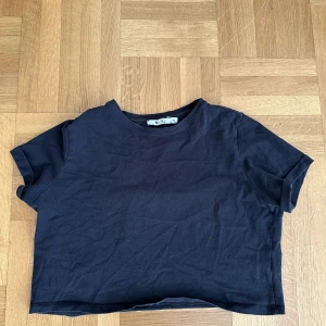 Kroppad tröja  - Kroppad t-shirt från Na-kd i fint skick. (Frakt tillkommer)
