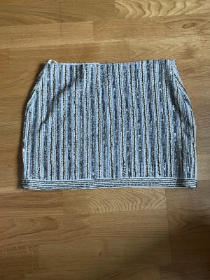 Minikjol - Pärlad/mönstrad minikjol ifrån Zara. Pris kan diskuteras, tveka inte på att skriva angående frågor!!