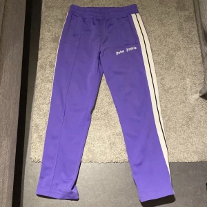 Palm angels byxor - Säljer nu mina sparsamt använda Palm angels byxor i strl large, säljes då jag knappt använder dom längre! Självklart äkta, kvitto och påse finns. Fler bilder kan fås  privat, billigare vid snabb affär  