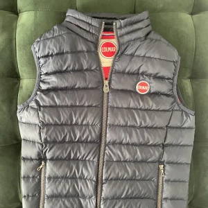 Colmar väst - Det är en blå colmar väst som jag säljer. Den är knappast använd och när man ser den så ser den ut som i nyskick. Det är ingen repor eller liknande. Storlek 166cm i barn/ kille. Köpt från kidsbrandstore för 1999kr.