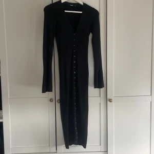 Bikbok klänning - Så fin klänning från bikbok som formar sig efter kroppen. Jätte mjuk och skön. Utsvängda armar. Strl XS men känns som XS/S.