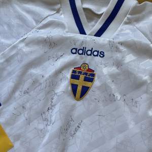 Säljer nu Sveriges bortatröja från vm 1994 signerad av hela laget.  Bland annat Martin Dahlin, Stefan Schwarz, Anders Limpar, Tomas Brolin och Kenneth Andersson.