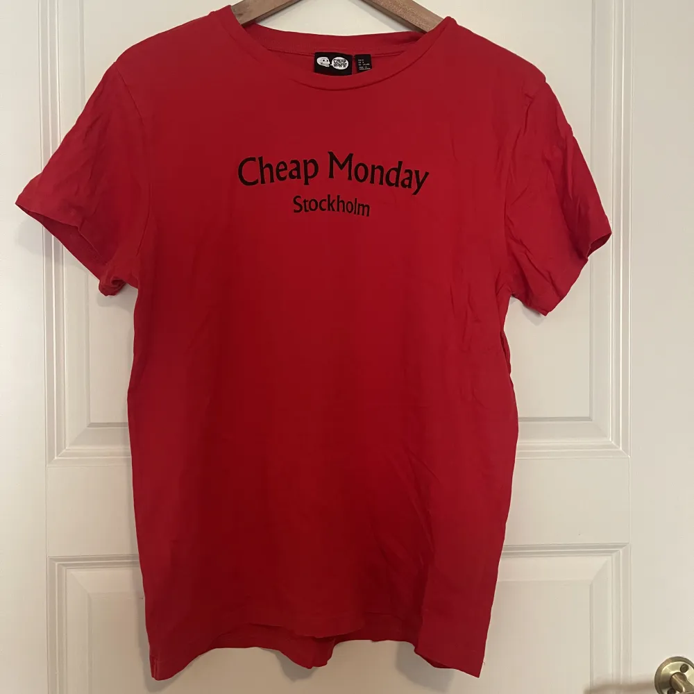 En röd cheap monday T-shirt som är använd ett fåtal gånger. Inga synliga defekter. . T-shirts.