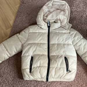 Jacka  - Säljer min hm jacka använd få gånger 