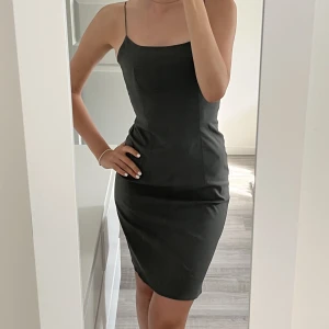 Grön klänning  - Superfin mörkgrön klänning som inte kommer till användning.💙