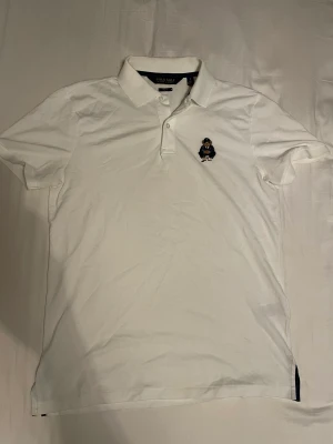 Vit Polo pike (Golf) - Säljer den här supersnygga vita Polo Ralph Lauren pikén i storlek M.  Finns att hämta i Stockholm o kan också fraktas.