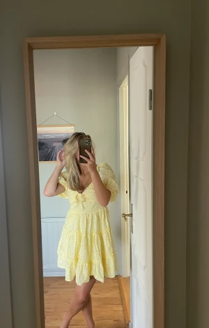 Sommarklänning - Säljer min helt nya klänning från chiquelle som jag köpte i vintras men som nu inte passar eller går att returnera. Den är helt oanvänd med prislapp kvar! Nypris var 749kr
