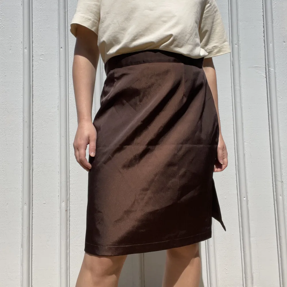 Vintage kjol i brunt skimrigt tyg. Passar storlek S/M. Fint skick! Se även mina andra annonser, 3 för 2 på allt! 💫. Kjolar.