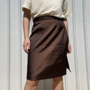 Vintage kjol i brunt skimrigt tyg. Passar storlek S/M. Fint skick! Se även mina andra annonser, 3 för 2 på allt! 💫
