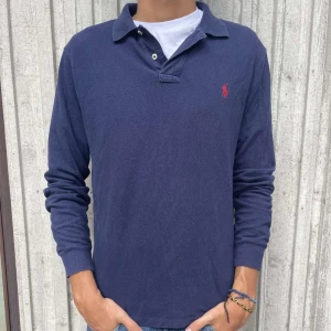 Ralph lauren pikétröja  - Säljer denna eftertraktade och fräscha långärmade Ralph lauren piké i toppskick! 