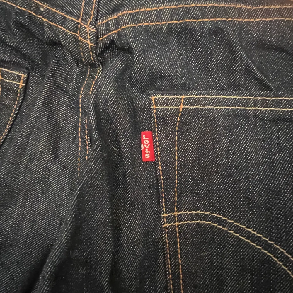 Mörkblå levi’s jeans 501:or med tydliga gula sömmar.  Storlek: W 36, L 36 Helt oanvända bara testade.. Jeans & Byxor.
