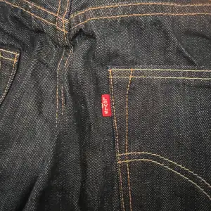 Mörkblå levi’s jeans 501:or med tydliga gula sömmar.  Storlek: W 36, L 36 Helt oanvända bara testade.