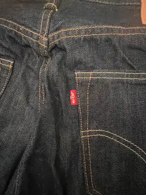 Mörkblå levi’s jeans 501:or med tydliga gula sömmar.  Storlek: W 36, L 36 Helt oanvända bara testade.