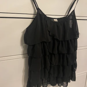 Topp  - Super söt volangtopp, storlek 38