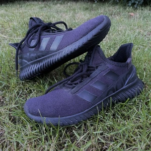 Adidas Sneakers Herr - Säljer mina sneakers, använda få gånger och i fint skick. Nypris 1000kr