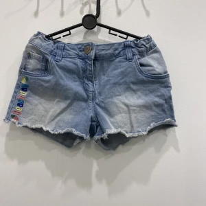 Shorts - Ljusa jeansshorts som passar bra nu i sommar som är bekväma och fina.