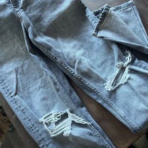 Zara jeans med slitningar - Oanvönda zara jeans i grå färg. Stl 40. 