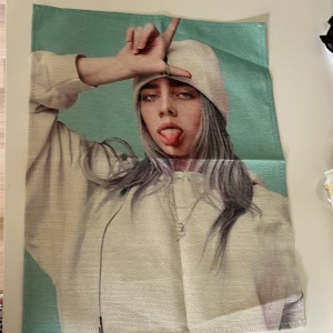 Billie Eilish tygposter - Säljer min billie Eilish tygposter då den inte kommer till användning den är helt ny och aldrig använd.