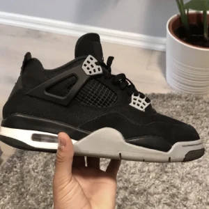 🖤JORDAN 4 BLACK CANVAS🖤 - Skorna är it alls använda alltså 10/10 i skick skickar mer än gärna fler bilder eller svara på någon av dina frågor priset kan diskuteras !!!!