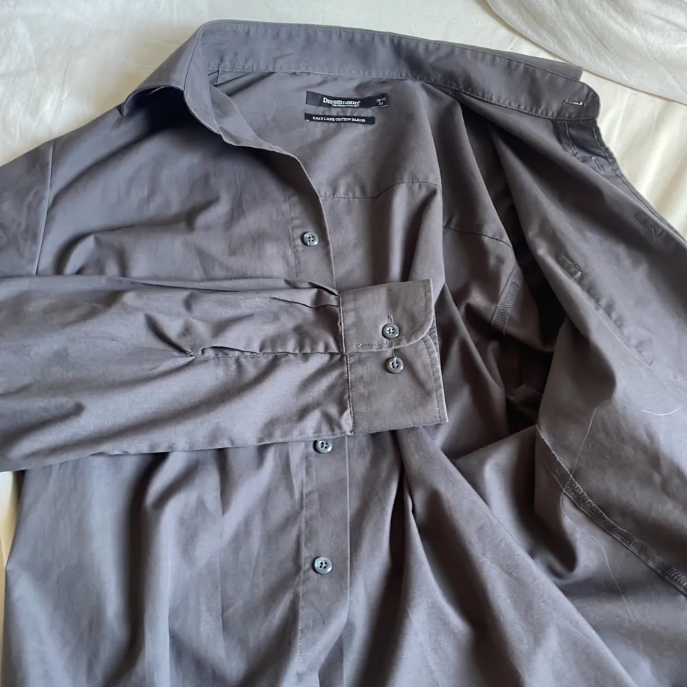 Grå-svart oversize skjorta från dressman . Skjortor.