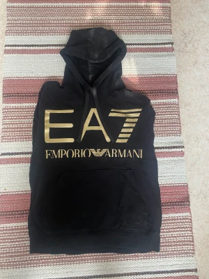 EA7 Hoodie - Nyskick knappt använd. Nypris 1500kr